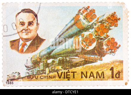 VIETNAM - CIRCA 1986: Eine Briefmarke gedruckt im Vietnam zeigt Korolev Raumschiff Designer und Rucola, ca. 1986 Stockfoto