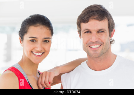Nahaufnahme eines Anfalls lächelnde paar im Fitnessraum Stockfoto