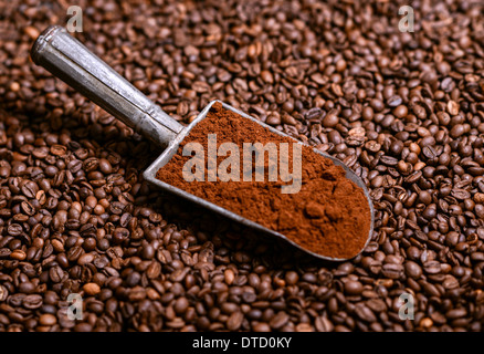 Gemahlenen Kaffee in Vintage Schaufel auf Bohnen Stockfoto