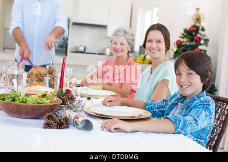 Familie mit Weihnachtsessen Stockfoto