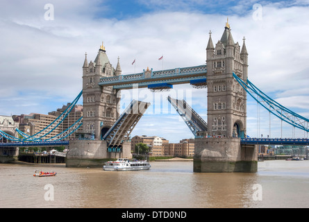 Tower Bridge öffnen, um ein Schiff passieren zu lassen. Stockfoto