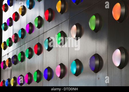 Dieses Bild zeigt die bunten Lichter unter einer Eisenbahnbrücke auf Southwark Street, London, England. Stockfoto