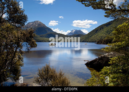 Sylvan Lake mit Forbes Berge in Ferne Mount Aspiring National Park, in der Nähe von Glenorchy, Südinsel, Neuseeland Stockfoto