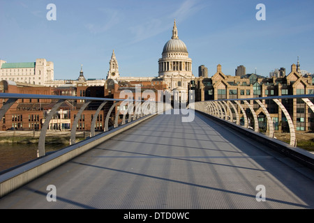 Eine fast menschenleere Millennium Bridge in London, England, mit St. Pauls Kathedrale im Hintergrund. Stockfoto