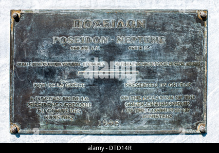 Erinnerungs-teller auf Sockel der Griechischen Statue von Poseidon - Neptun im Europarat, Straßburg, Elsass, Frankreich, Europa Stockfoto