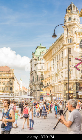 ein Straßenmusiker spielt Klarinette in der Wiener shopping Straße  graben , 1. Bezirk, Innenstadt, Wien, Österreich Stockfoto