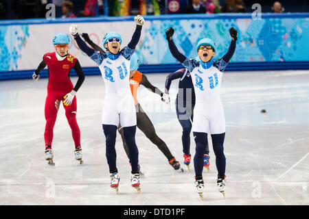 Sotschi, Krasnodar Krai, Rußland. 15. Februar 2014. Freude für Russland als sie sicher ein Doppelsieg beenden in 1000 m der Männer Short Track Speed Skating (A) Final - Victor eine (vorne rechts) gewinnen von Vladimir GRIGOREV (vorne links) - aus dem Eisberg Skating Palast, Coastal Cluster - XXII Olympische Winter-Spiele-Credit: Action Plus Sport/Alamy Live News Stockfoto
