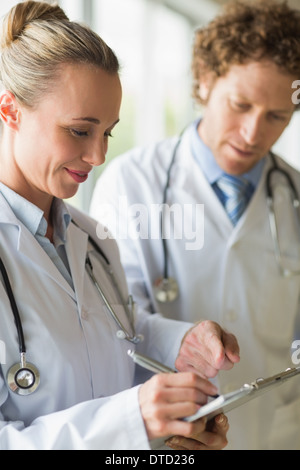 Ärztin schreiben Zwischenablage Stockfoto