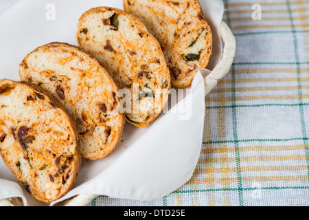 weißen Scheiben hausgemachtes Baguette mit getrockneten Tomaten und Kräutern Stockfoto