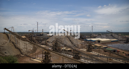 Blick über eine eine große Tagebau Kupfer und Gold Aufbereitungsanlage mit Förderbändern, Kränen, Schotter Lagerbestände und Gebäude Stockfoto