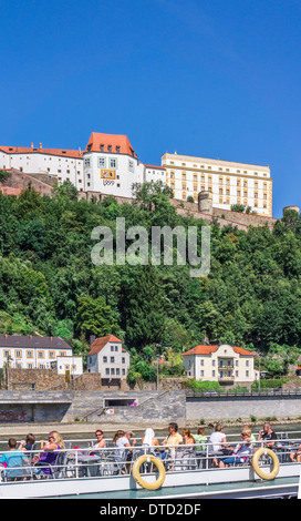 Touristen auf einem Ausflug Boot auf der Donau im Background veste Oberhaus  Festung, Passau, Bayern, Deutschland Stockfoto