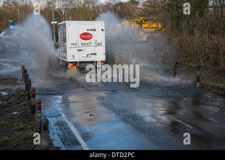 Überfluteten Straße, Surrey, England. Februar 2014 Stockfoto