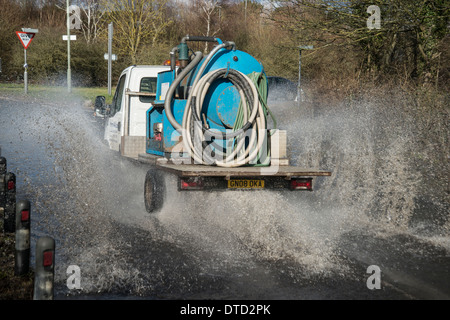 Überfluteten Straße, Surrey, England. Februar 2014 Stockfoto