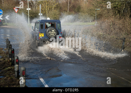 Überfluteten Straße, Surrey, England. Februar 2014 Stockfoto