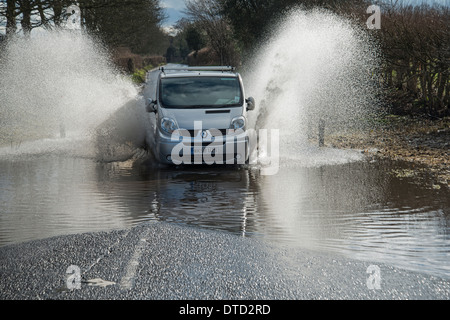 Überfluteten Straße, Surrey, England. Februar 2014 Stockfoto