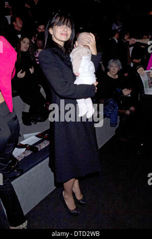 Madrid, Spanien. 14. Februar 2014. Hilaria Baldwin Mit Tochter Carmen Gabriela Baldwin Bei der AA de Amaya Arzuaga Fashion Show Auf der Mercedes-Benz Fashion Week Madrid Herbst/Winter 2014. Madrid, Credit: Dpa picture Alliance/Alamy Live News Stockfoto