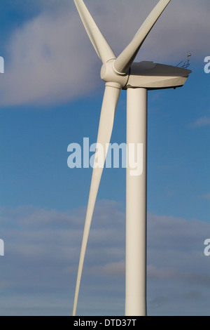Nahaufnahme der einzelnen Windkraftanlage in Fenland Tick Fen Windpark, Cambridgeshire Stockfoto