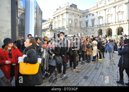 Somerset House, London, UK. 15. Februar 2014. Besucher in die Warteschlange für eine Show in London Fashion Week im Somerset House. Bildnachweis: Matthew Chattle/Alamy Live-Nachrichten Stockfoto