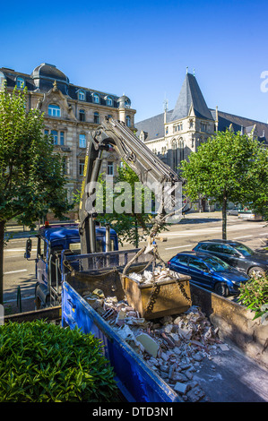 Die kranverladung Bauschutt in Lkw Strasbourg Elsass Frankreich Europa Stockfoto