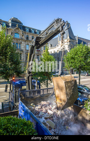 Laden von Bauschutt in Straßburg Elsass Frankreich LKW Kran Stockfoto