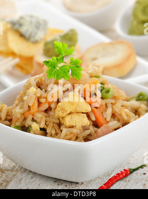 Reis mit Huhn und Gemüse In eine Schüssel weiß Stockfoto