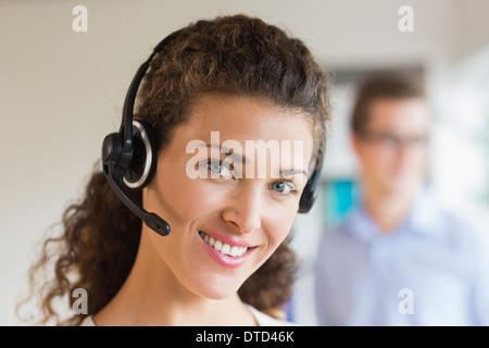 Weibliche Call-Center-Betreiber tragen Kopfhörer Stockfoto