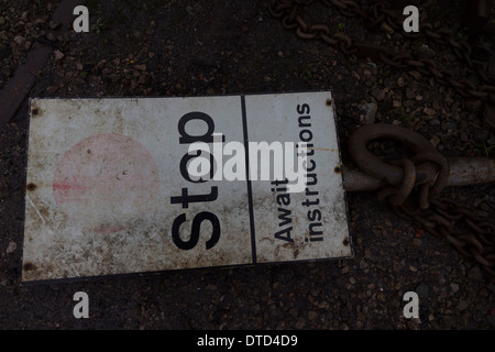 Ein Stop-Schild auf dem Boden am Bahnhof von Oswestry Shropshire, liegen jetzt stillgelegten außer Sommer Dampf Eisenbahn Reisen Stockfoto