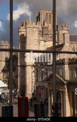 Blick auf Wells Cathedral durch Markt quadratisches Fenster Stockfoto