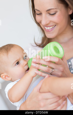 Mutter Fütterung Baby mit Milchflasche Stockfoto