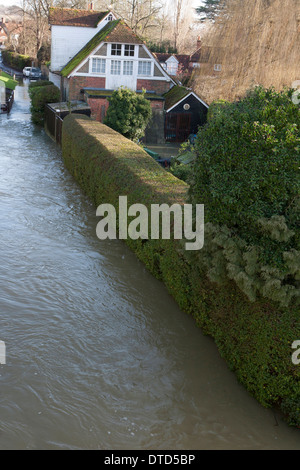 Ein Hochwasser-Fußweg in Goring auf Themse, Berkshire 2014. Stockfoto