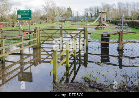 Überschwemmungen in einen Spielplatz mit Spiegelungen im Wasser in Arundel, West Sussex, England, UK nach starkem Regen im Februar 2014. Stockfoto