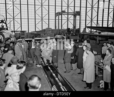 US-Armee Fliegerarzt Oberstleutnant John Paul Stapp (Mitte) zeigt den Gee-Whiz Rakete Schlitten für eine Gruppe von Honoratioren mit Howard Hasbrook als Demonstrator 17. April 1956 auf der Edwards Air Force Base, CA in der Maschine zu sitzen. Stockfoto