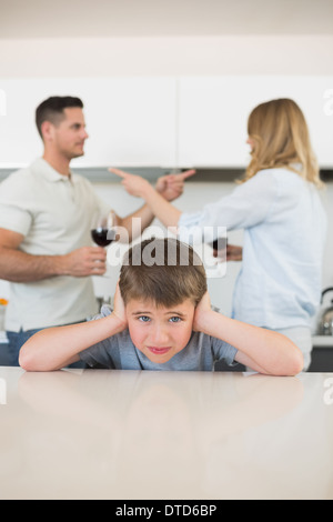 Junge für Ohren, während die Eltern streiten Stockfoto