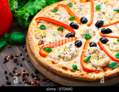 Pizza mit Huhn, Paprika und Oliven Stockfoto