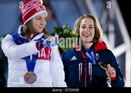 Sotschi, Krasnodar Krai, Rußland. 15. Februar 2014. Lizzy YARNOLD (GBR) zeigt stolz ihr Gold Medaille bei der Siegerehrung für die Frauen Skelett in Sotschi Medals Plaza, Coastal Cluster - XXII Olympische Winter-Spiele-Credit: Action Plus Sport/Alamy Live News Stockfoto