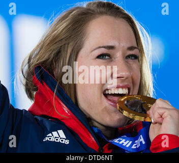 Sotschi, Krasnodar Krai, Rußland. 15. Februar 2014. Lizzy YARNOLD (GBR) zeigt stolz ihr Gold Medaille bei der Siegerehrung für die Frauen Skelett in Sotschi Medals Plaza, Coastal Cluster - XXII Olympische Winter-Spiele-Credit: Action Plus Sport/Alamy Live News Stockfoto