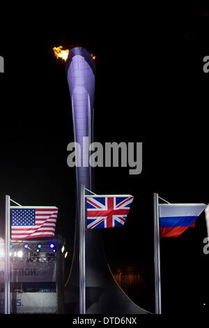 Sotschi, Krasnodar Krai, Rußland. 15. Februar 2014. Anschluß-Markierungsfahne fliegt hoch für Lizzy YARNOLD (GBR) vor die Olympische Flamme während der Siegerehrung für die Frauen Skelett in Sotschi Medals Plaza, Coastal Cluster - XXII Olympische Winter-Spiele-Credit: Action Plus Sport/Alamy Live News Stockfoto