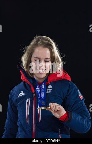 Sotschi, Krasnodar Krai, Rußland. 15. Februar 2014. Lizzy YARNOLD (GBR) checkt ihre Gold-Medaille bei der Siegerehrung für die Frauen Skelett in Sotschi Medals Plaza, Coastal Cluster - XXII Olympische Winter-Spiele-Credit: Action Plus Sport/Alamy Live News Stockfoto