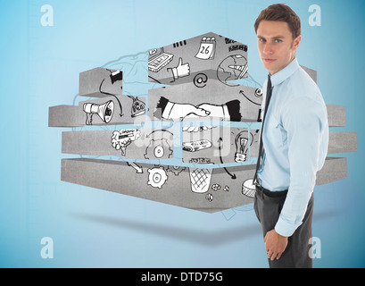 Zusammengesetztes Bild des ernsthaften Geschäftsmann stehend Stockfoto