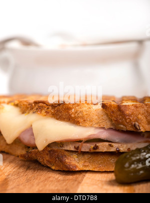 Frisch gebackene Schinken, Schweinefleisch und Schweizer Käse Panini mit Gemüse Suppe und Süßkartoffel Pommes frites serviert. Stockfoto