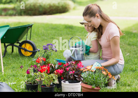 Mutter und Tochter engagiert bei der Gartenarbeit Stockfoto