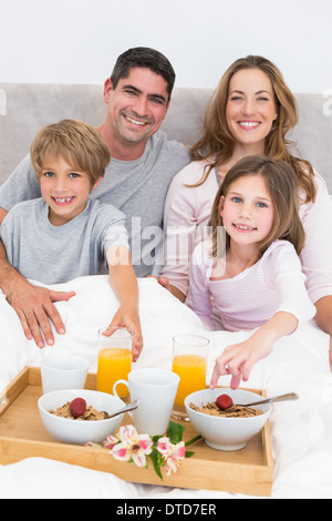Familie mit Frühstück im Bett Stockfoto