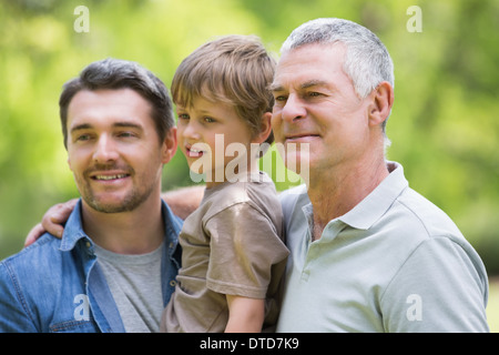 Großvater-Vater und Sohn lächelnd im park Stockfoto