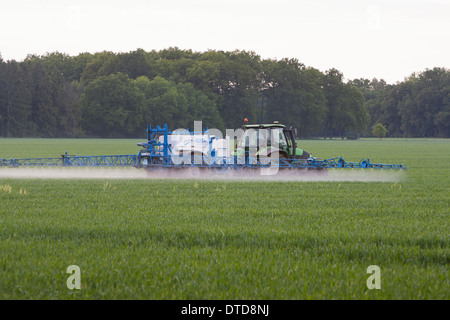 Feld, Traktor, Toxin, vergiften, intensive Landwirtschaft, Pflanzengift, gibts, Giftspritze, Geschenk, Traktor, Trekker, Feld, Acker Stockfoto