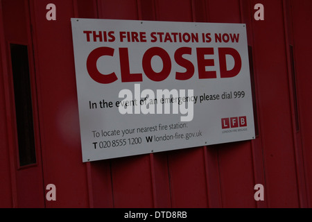 Feuerwache geschlossen Zeichen an den Türen von Silvertown Feuerwache in East London. Nach Bürgermeister Boris Johnson Budget geschnitten. Stockfoto