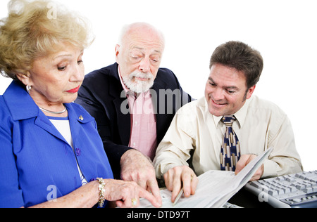 Steuerberater über Steuern mit seinen hochrangigen Kunden. Isoliert auf weiss. Stockfoto