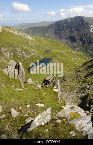 In Richtung Nord-Osten Blick vom Gipfel des Y Garn (947m / 3107ft) über Cwm Clyd Carnedd Dafydd, Snowdonia, Wales. Stockfoto