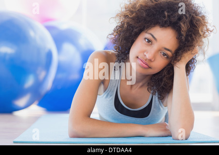 Fit Frau liegt auf Trainingsmatte im Fitness-studio Stockfoto