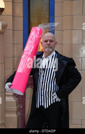 Riesige Stick von Rock Blackpool Lancashire, Großbritannien, 15. Februar 2014. Bryan Melton eine hysterische Geschichten Interpret bei der jährlichen Blackpools Festival des Zirkus, Magic & neue Sorte aus. Stockfoto