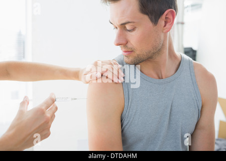 Injektion von Mann am Arm im Krankenhaus Arzt Stockfoto